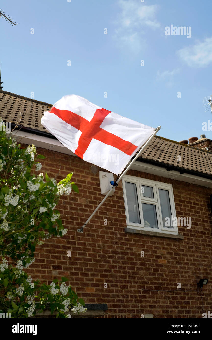 Inglese Bandiera Nazionale di San Giorgio a volare su un consiglio house, Colchester, Essex REGNO UNITO Foto Stock