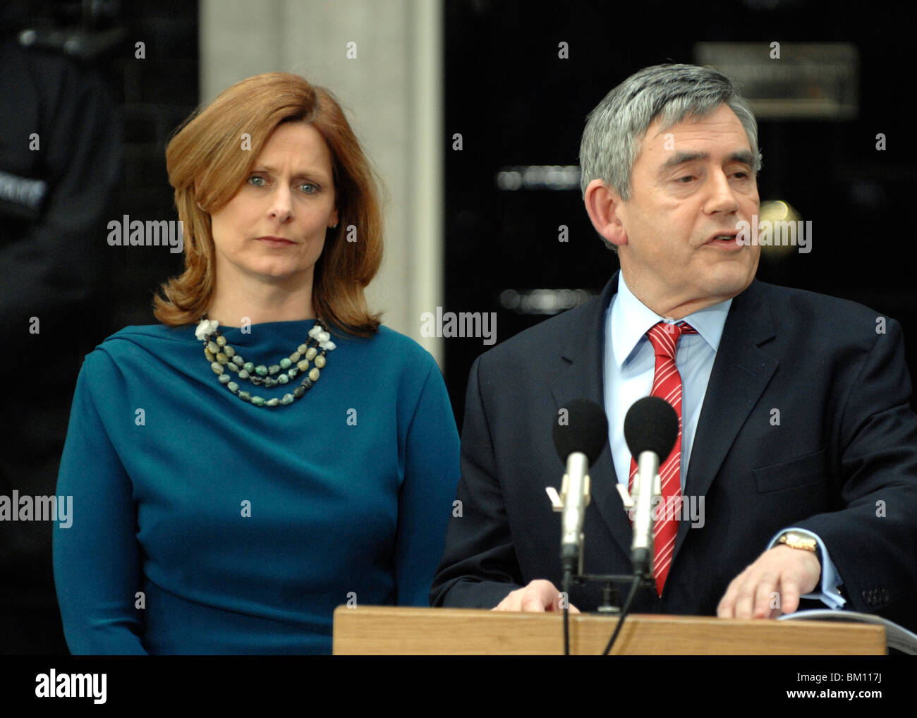 SARAH BROWN & GORDON BROWN MP IL PRIMO MINISTRO 11 maggio 2010 Downing Street London Inghilterra England Foto Stock