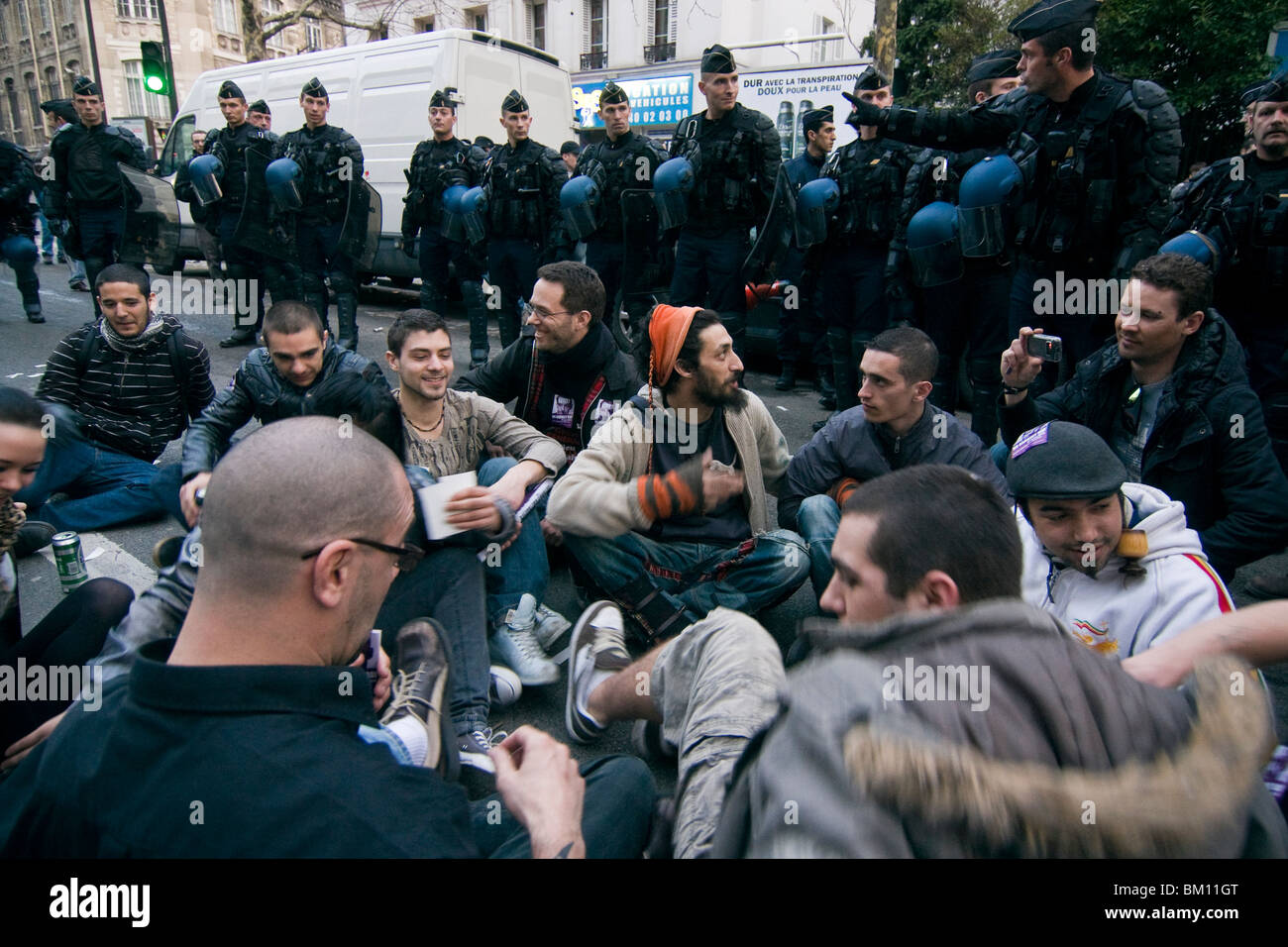 No-Sarkozy-giorno manifestanti hanno organizzato una seduta tranquilla dopo essere sbarrata da poliziotti antisommossa dal resto della sfilata. Foto Stock