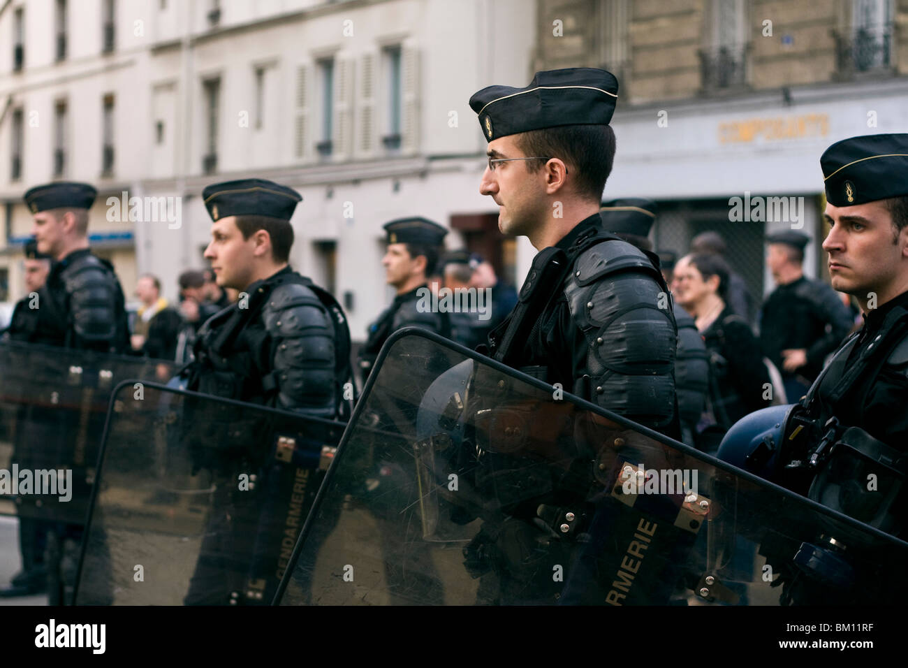 Poliziotti antisommossa sbarrate No-Sarkozy-giorno dimostranti durante una manifestazione a Parigi, il 23 marzo 2010. Foto Stock