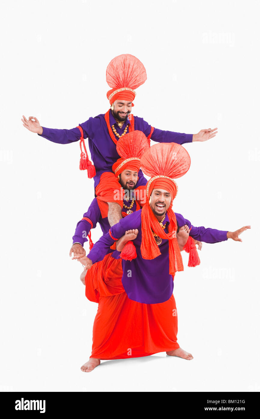 Bhangra la tradizionale danza folk dal Punjab in India del Nord Foto Stock