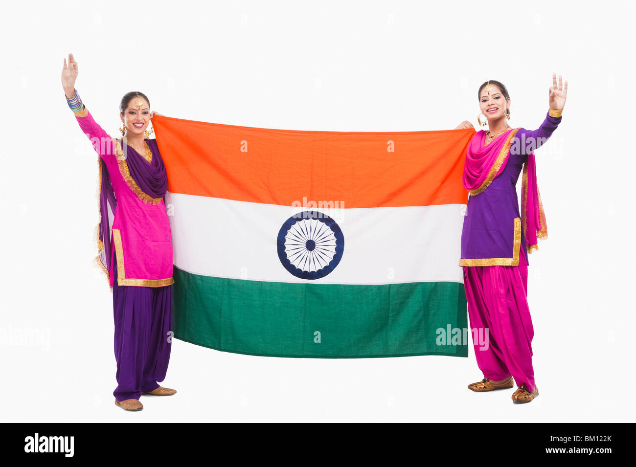 Femmina ballerini Bhangra tenendo una bandiera indiana Foto Stock
