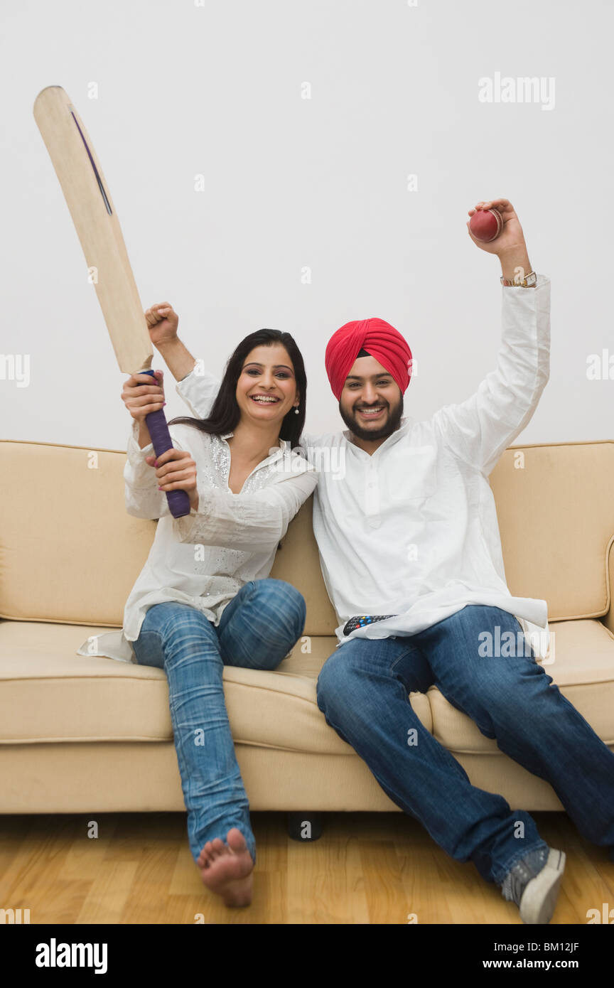 La religione sikh paio di guardare la televisione Foto Stock