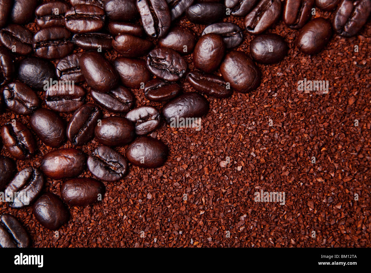 Marrone caffè disposti come sfondo Foto Stock