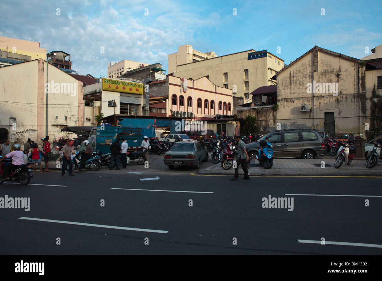 Per i vicoli di Chinatown entrerà nel vivo con la mattina presto Foto Stock