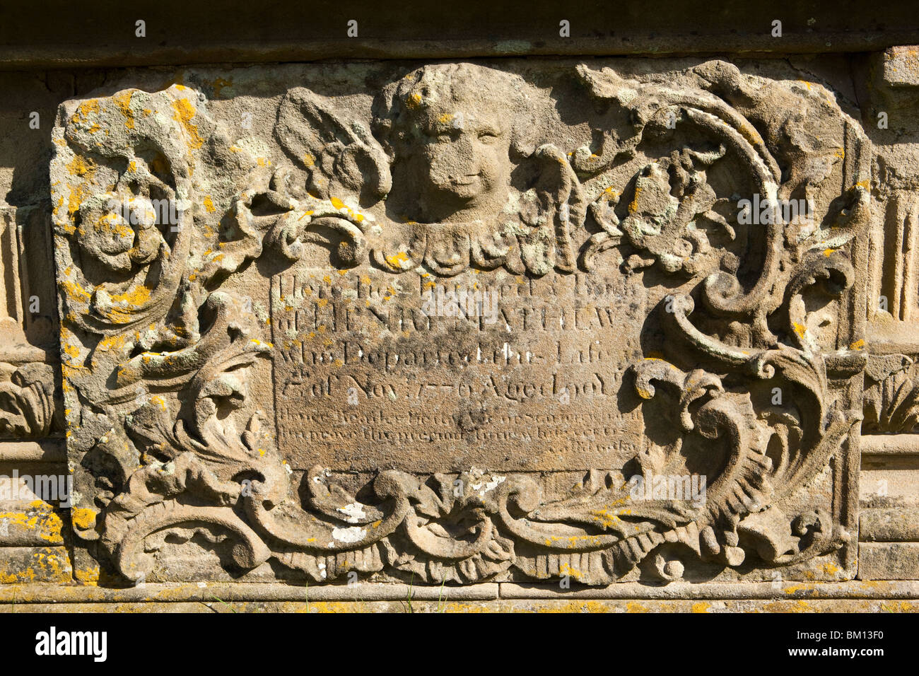 Regno Unito, Inghilterra, Herefordshire, Kempley, St Mary antico sagrato, Henry Matthew 1776 pietra intagliata grave Foto Stock