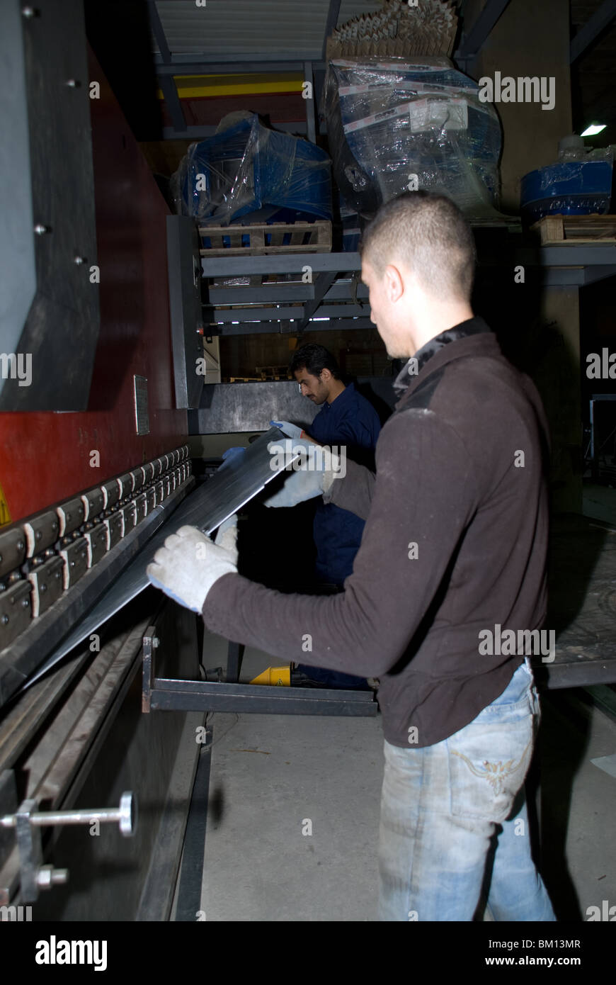 Curdo e Irak il legame del lavoratore in una fabbrica di acciaio in Libano Foto Stock