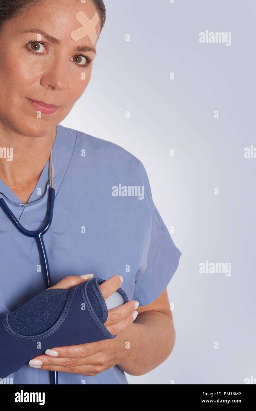 Chirurgo femmina indossando una polsiera Foto Stock