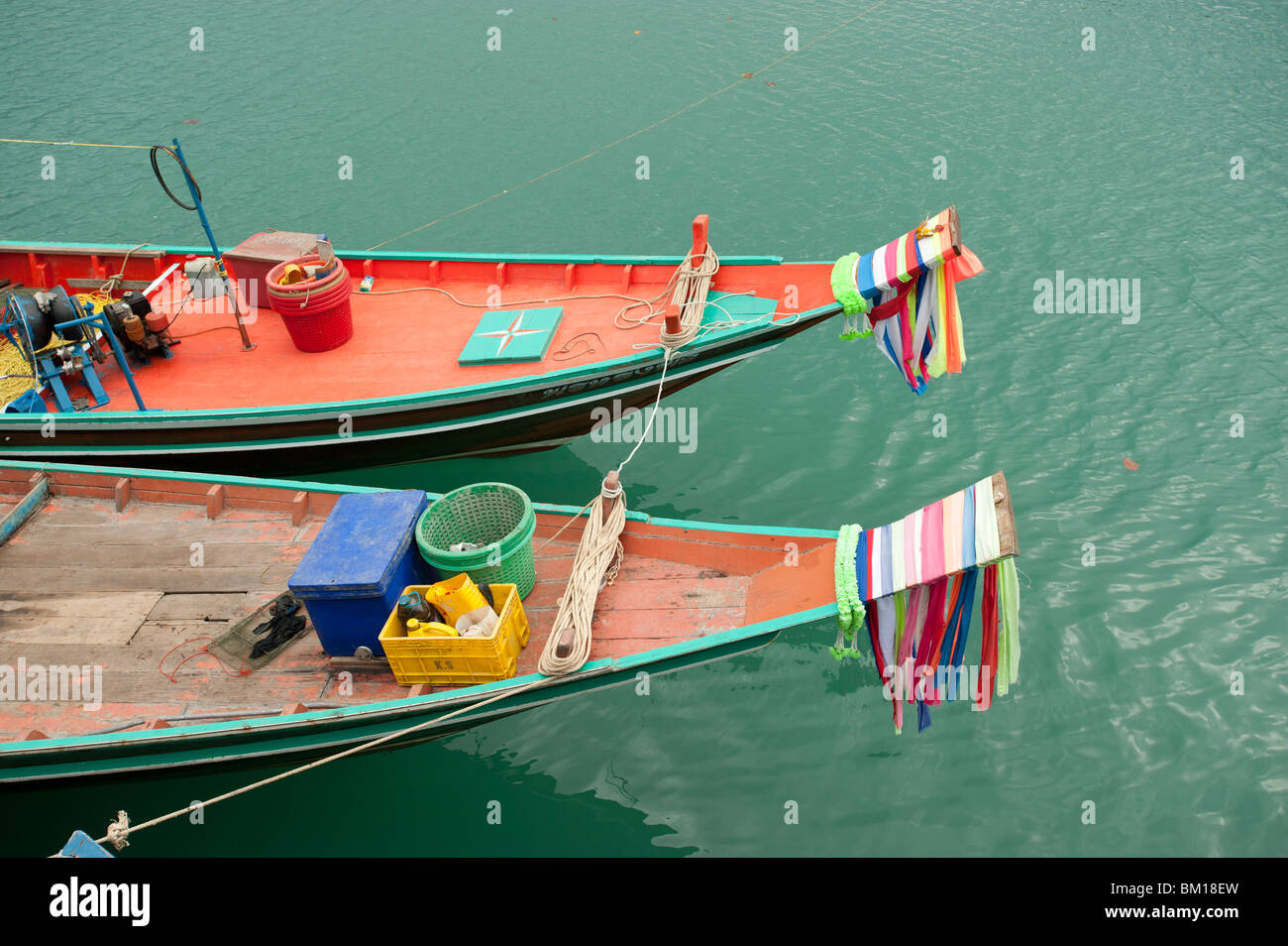 Le centine di Thai barche da pesca decorate con ghirlande di allontanare gli spiriti maligni Foto Stock