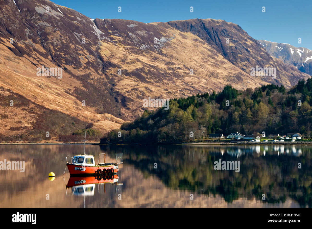 Riflessioni in Loch Leven e bordo di Glencoe Village, con Mam na Gualainn, vicino a Ballachulish, Glencoe, Highlands scozzesi, REGNO UNITO Foto Stock