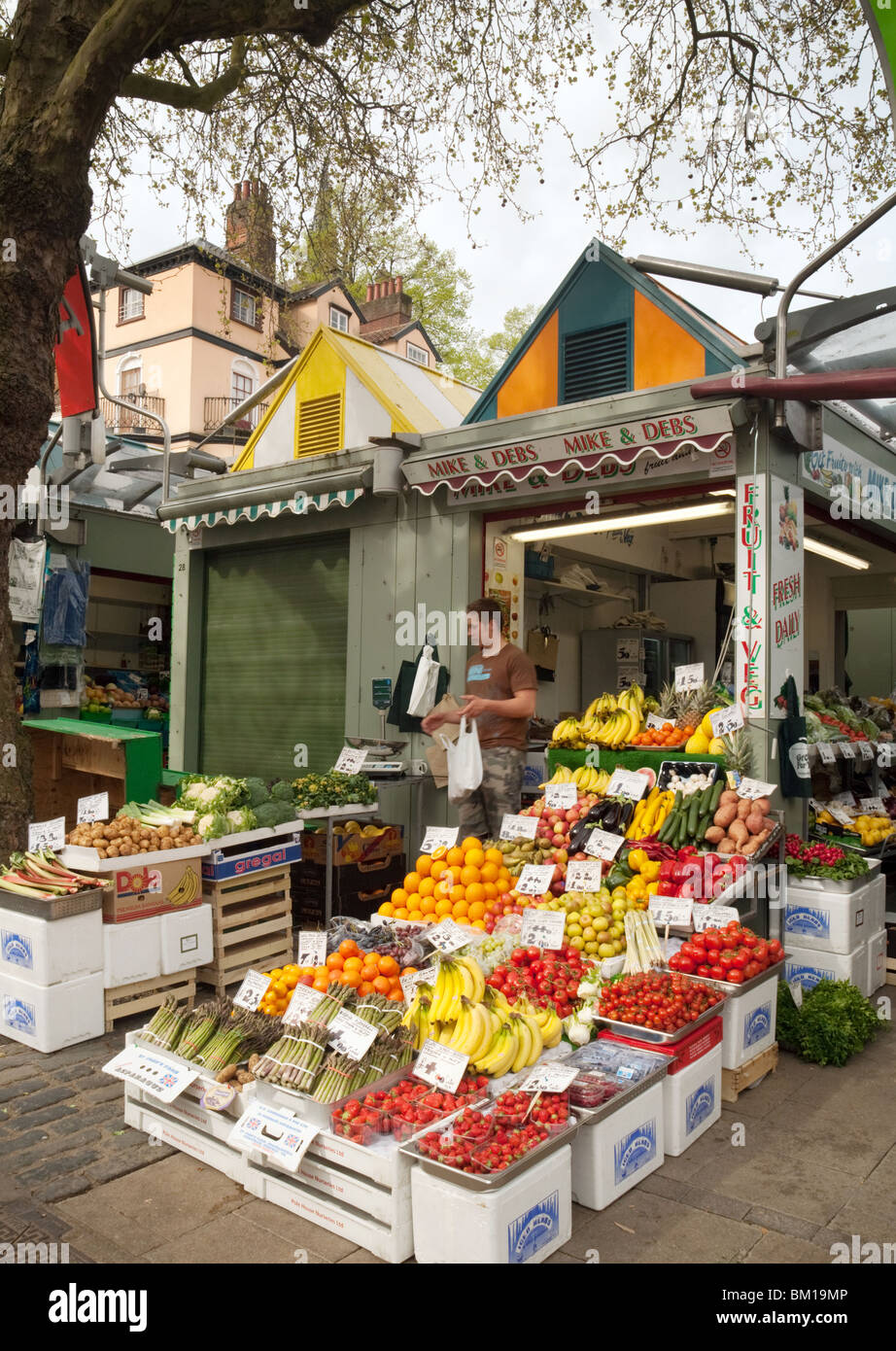 Frutta e verdura in stallo, mercato di Norwich, Norwich, Norfolk, Regno Unito Foto Stock