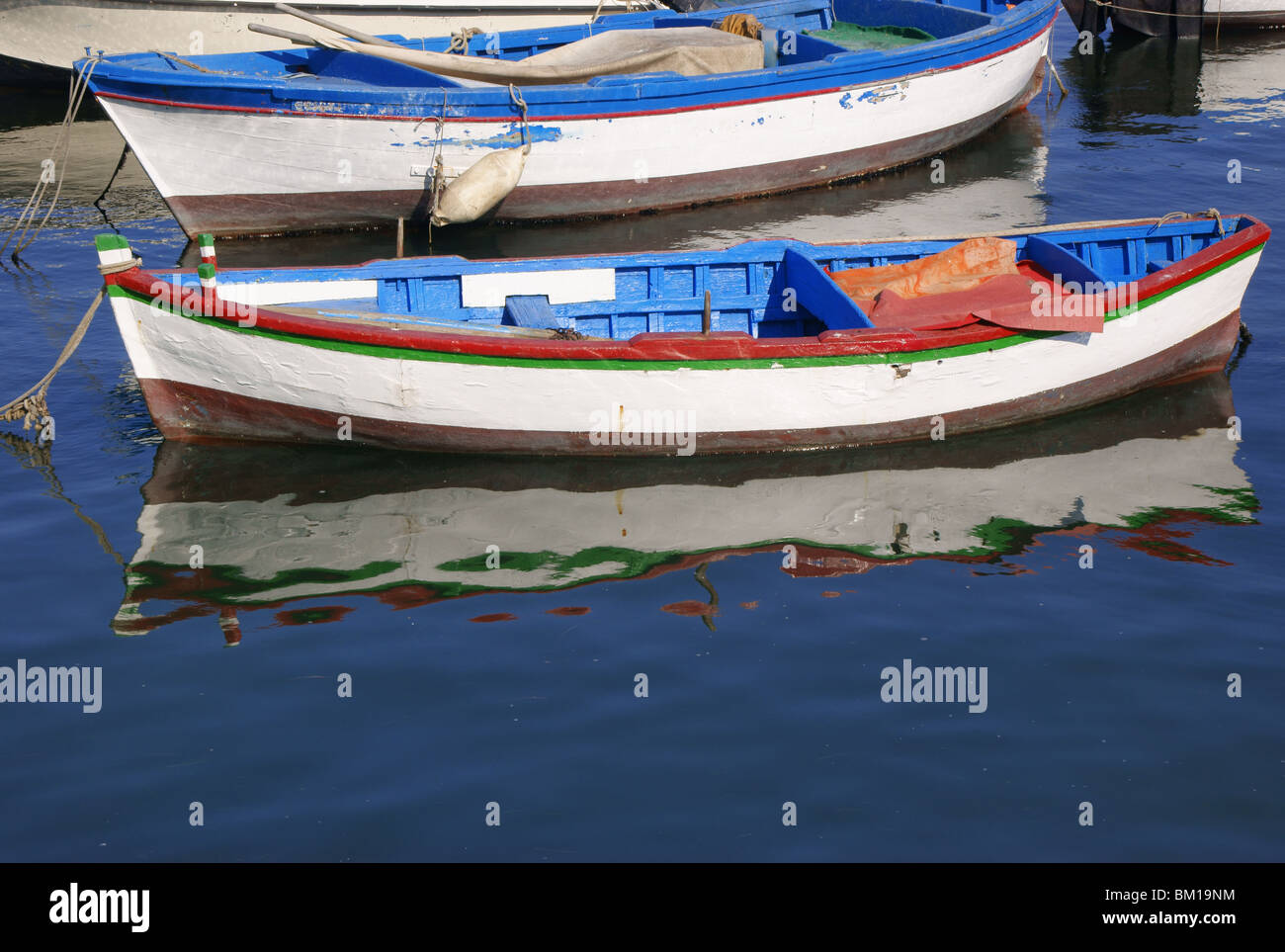 Vecchio multicolore di barche da pesca sul mare nel porto di Bari Foto Stock