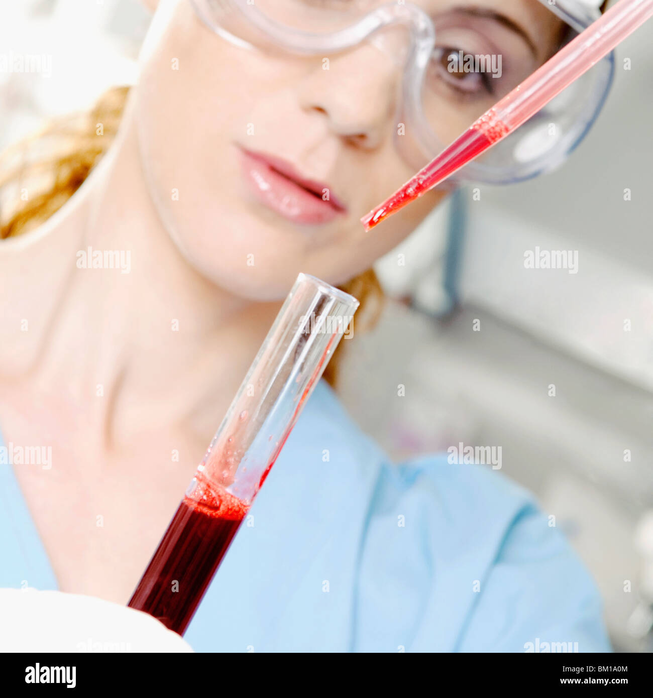 Femmina tecnico di laboratorio azienda campione di sangue in un tubo di prova Foto Stock