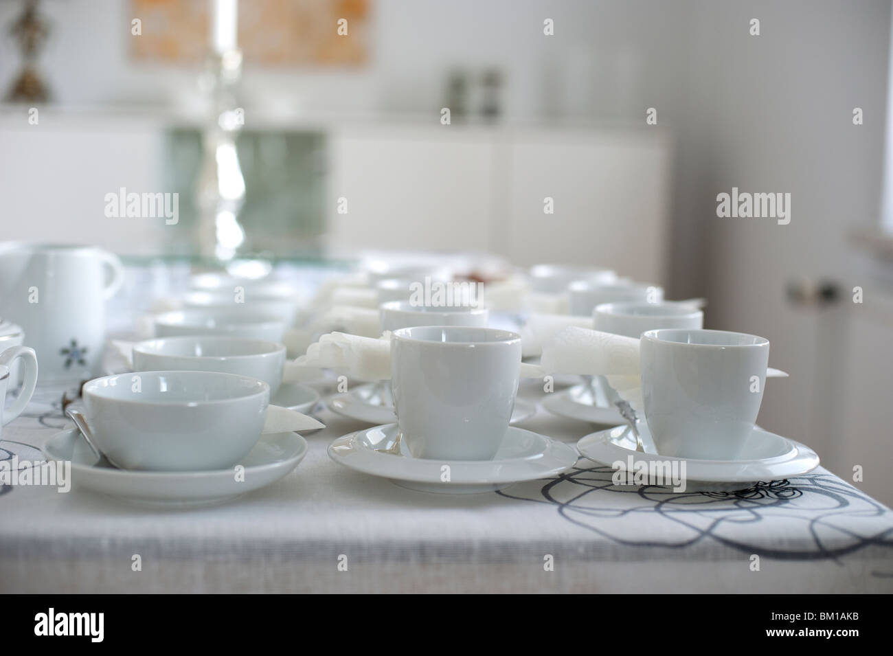 Tavolino da caffè con ben impostato il tè e il caffè le tazze con tovaglioli Foto Stock