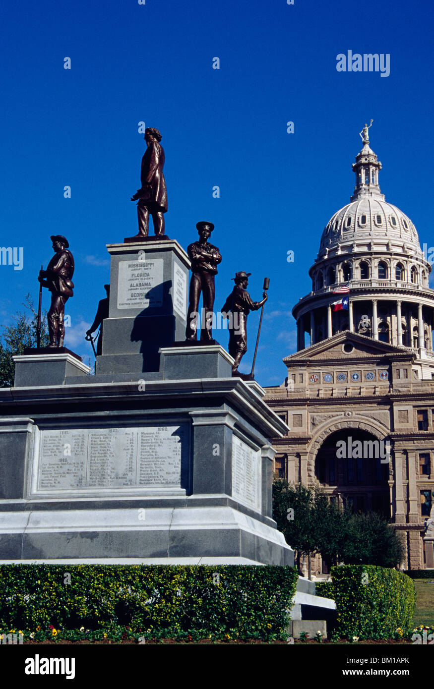 Monumento ai caduti in guerra con un governo edificio in background i soldati confederati Memorial Texas State Capitol Austin Texas USA Foto Stock
