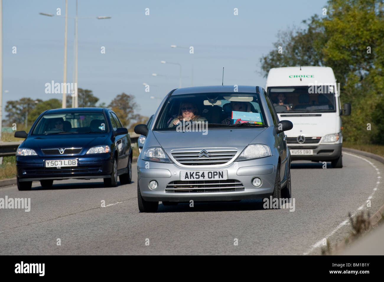 Traffico su una trafficata strada a doppia carreggiata, Inghilterra, Regno Unito. Foto Stock