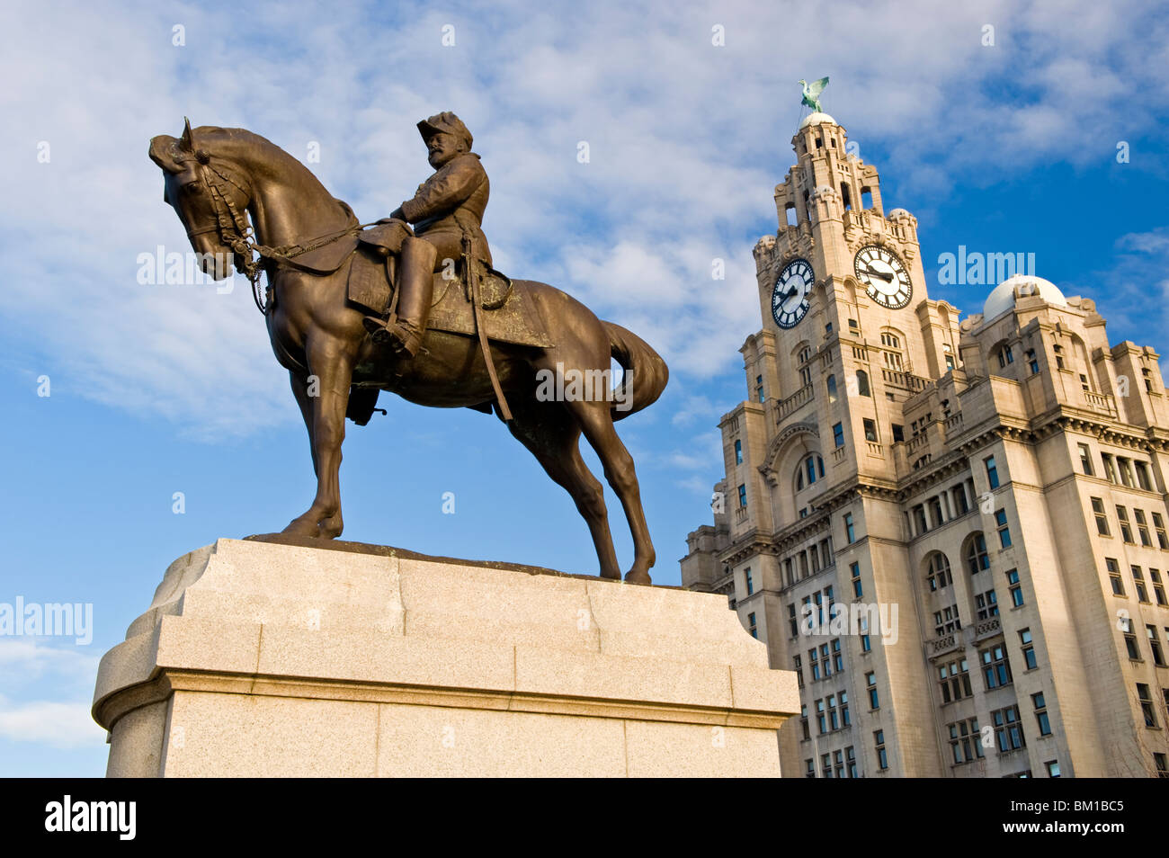 Il re Edoardo VII il monumento in bronzo e il Liver Building, il Pier Head, Liverpool, Merseyside England, Regno Unito Foto Stock
