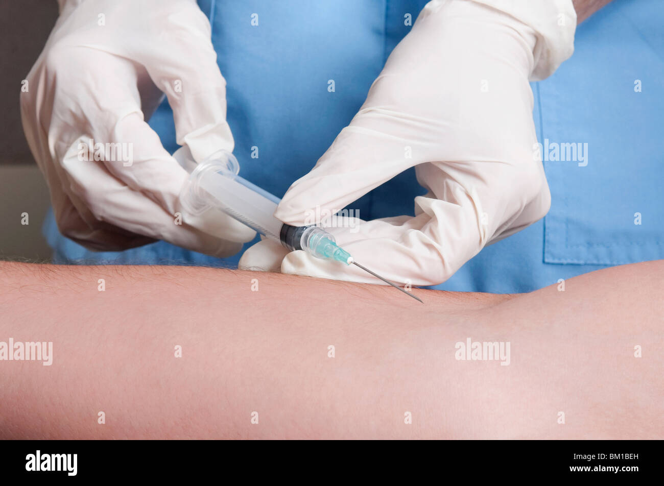 Medico tenendo campione di sangue di un paziente Foto Stock