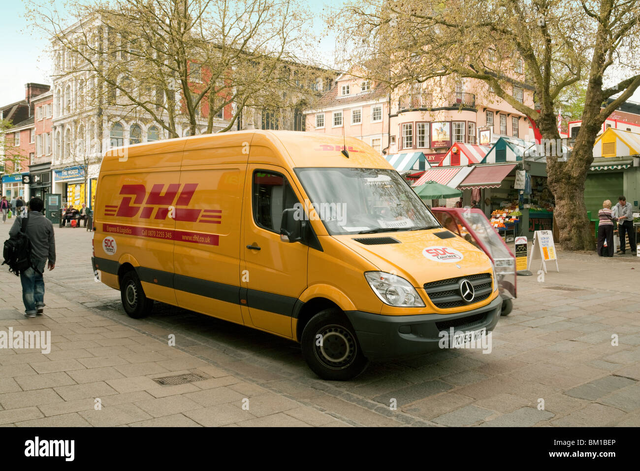 DHL delivery van nella piazza del mercato, Norwich, Norfolk, Regno Unito Foto Stock