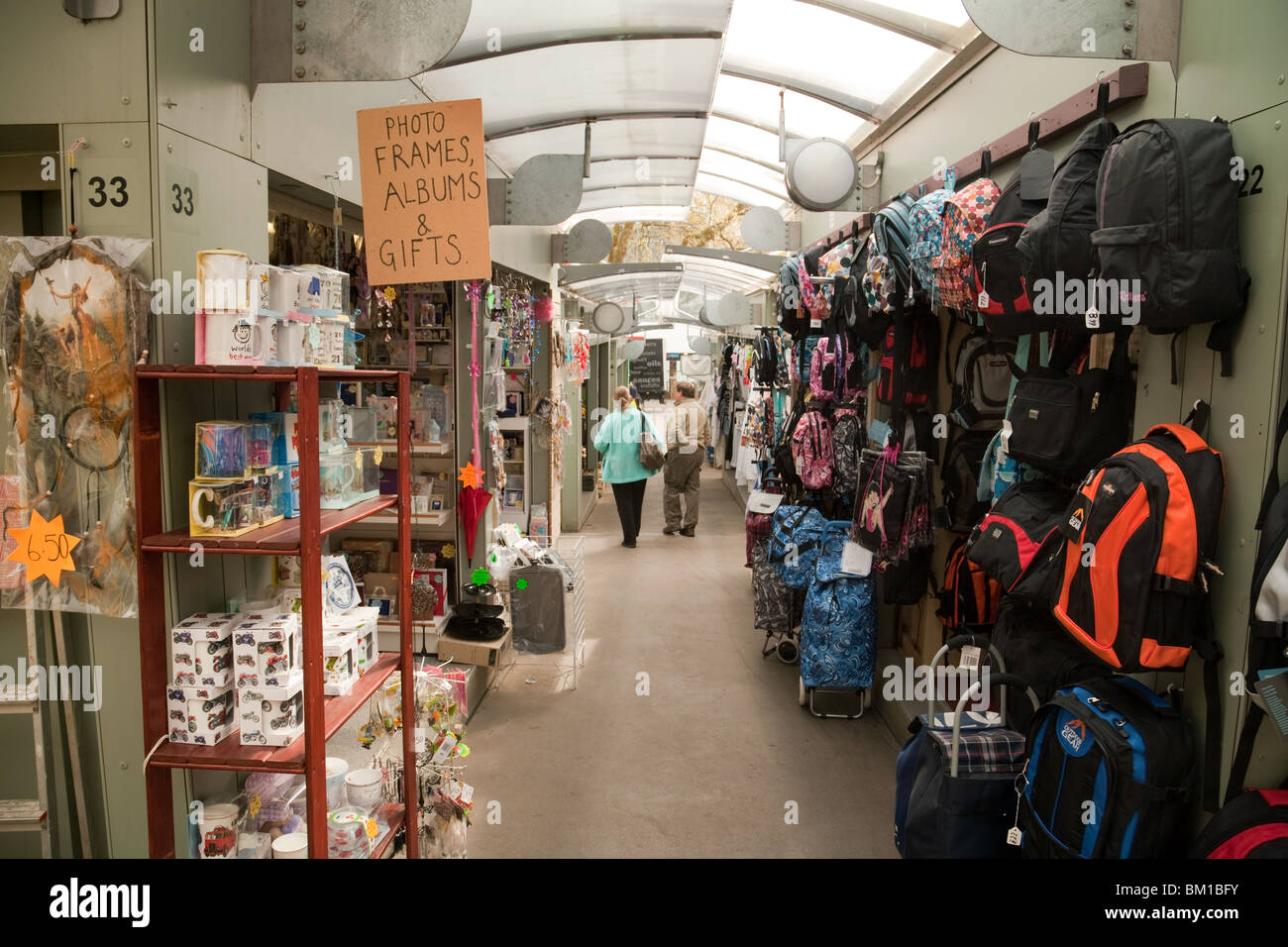 People shopping nel mercato di Norwich, Norwich, Norfolk, Regno Unito Foto Stock
