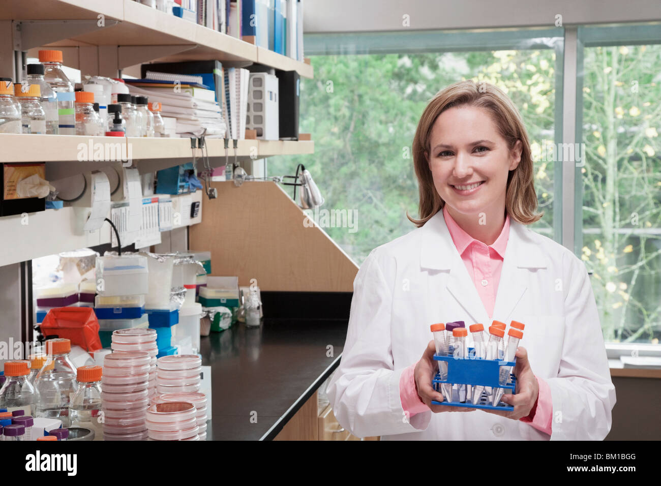 Medico donna tenendo i campioni di medicinali in un laboratorio Foto Stock