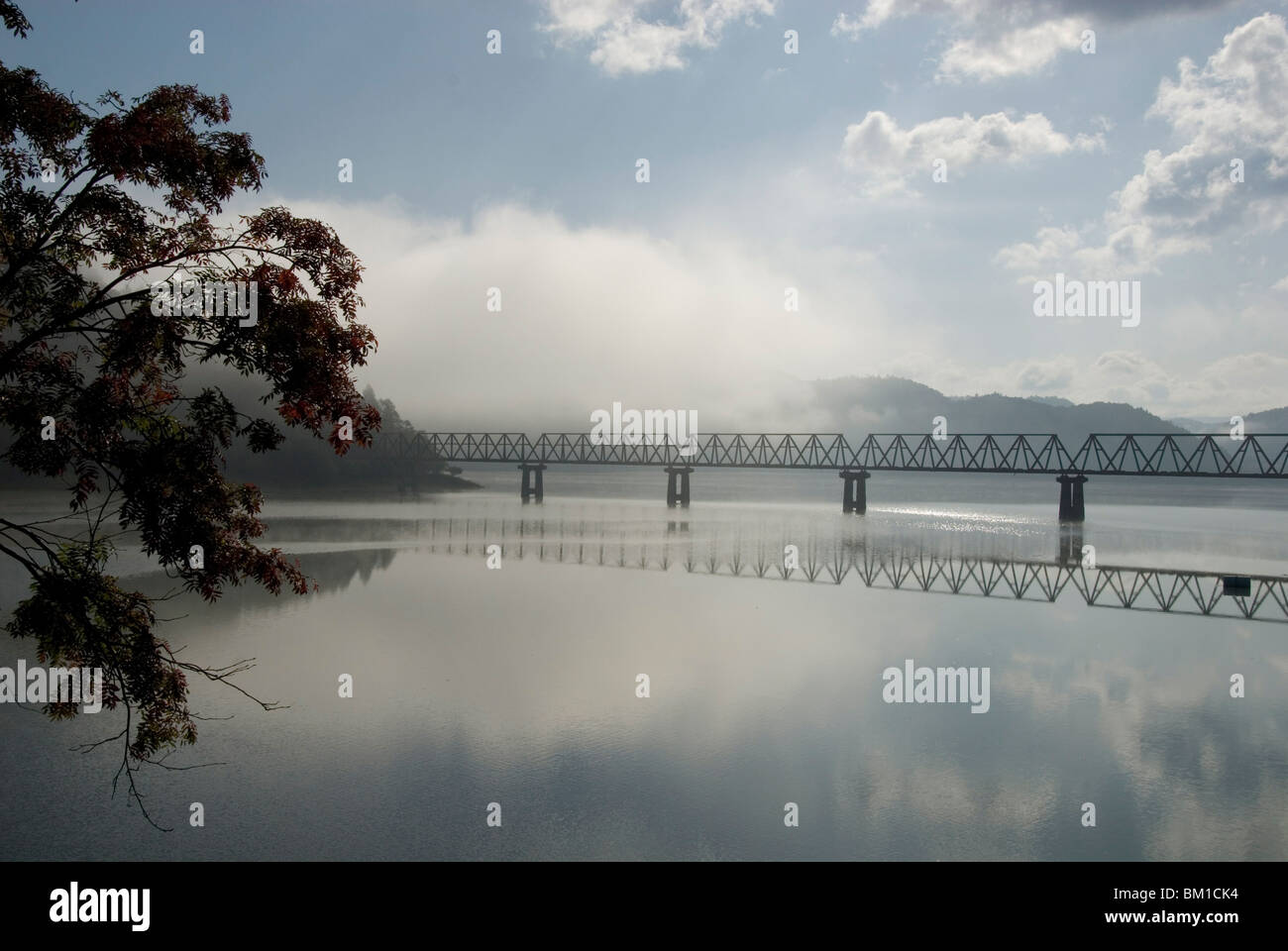 La mattina presto al Lago Shuparo, piede di monte Yubari, centrale Hokkaido, Giappone Foto Stock