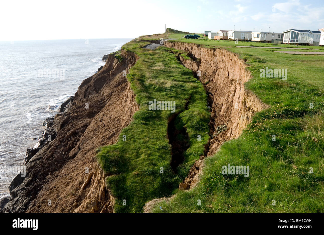 Erosione costiera con active smottamenti in glaciale, Aldbrough, Holderness coast, Humberside, England, Regno Unito, Europa Foto Stock