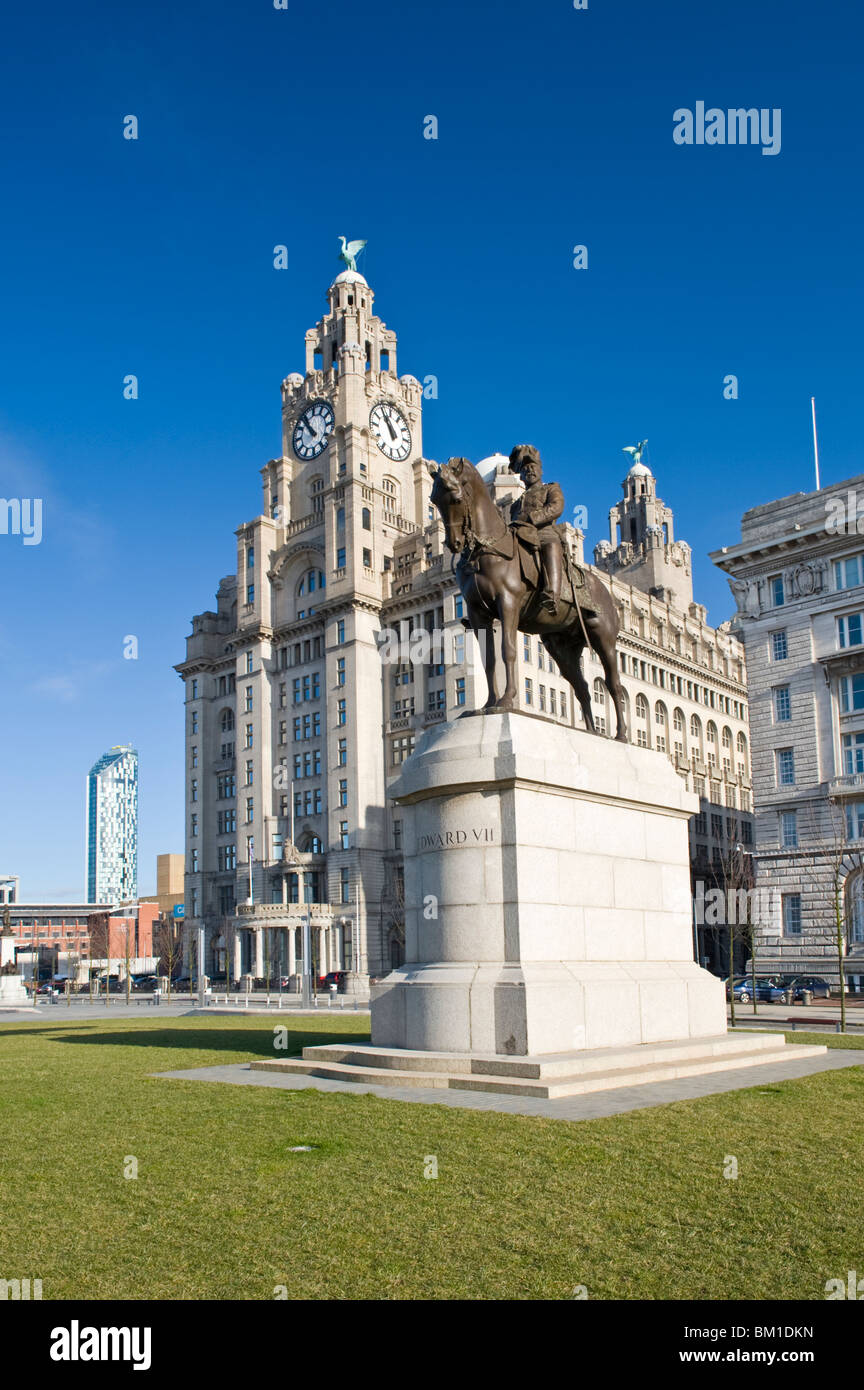 Il re Edoardo VII il monumento in bronzo e il Liver Building, il Pier Head, Liverpool, Merseyside England, Regno Unito Foto Stock