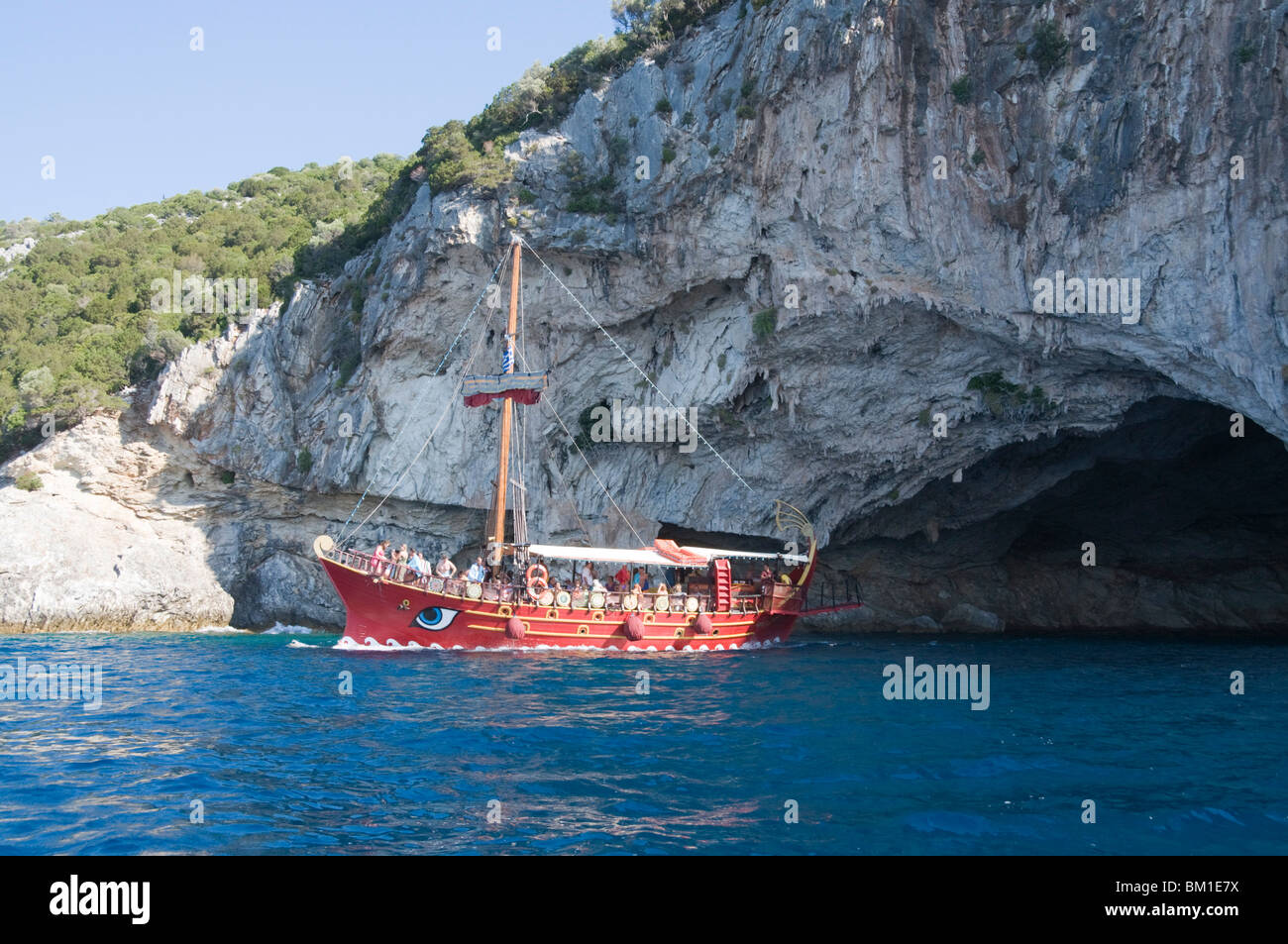 Imbarcazione turistica alla Grotta Papanikolis, Meganisi, Isole Ionie, isole greche, Grecia, Europa Foto Stock
