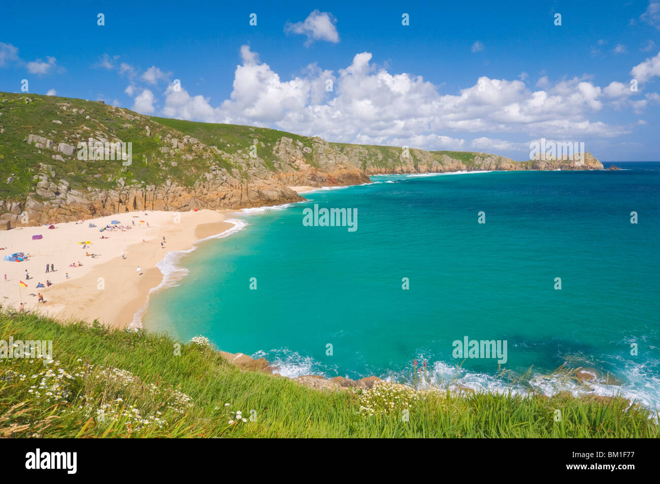 Villeggianti e turisti a prendere il sole sulla spiaggia Porthcurno, Cornwall, England, Regno Unito, Europa Foto Stock