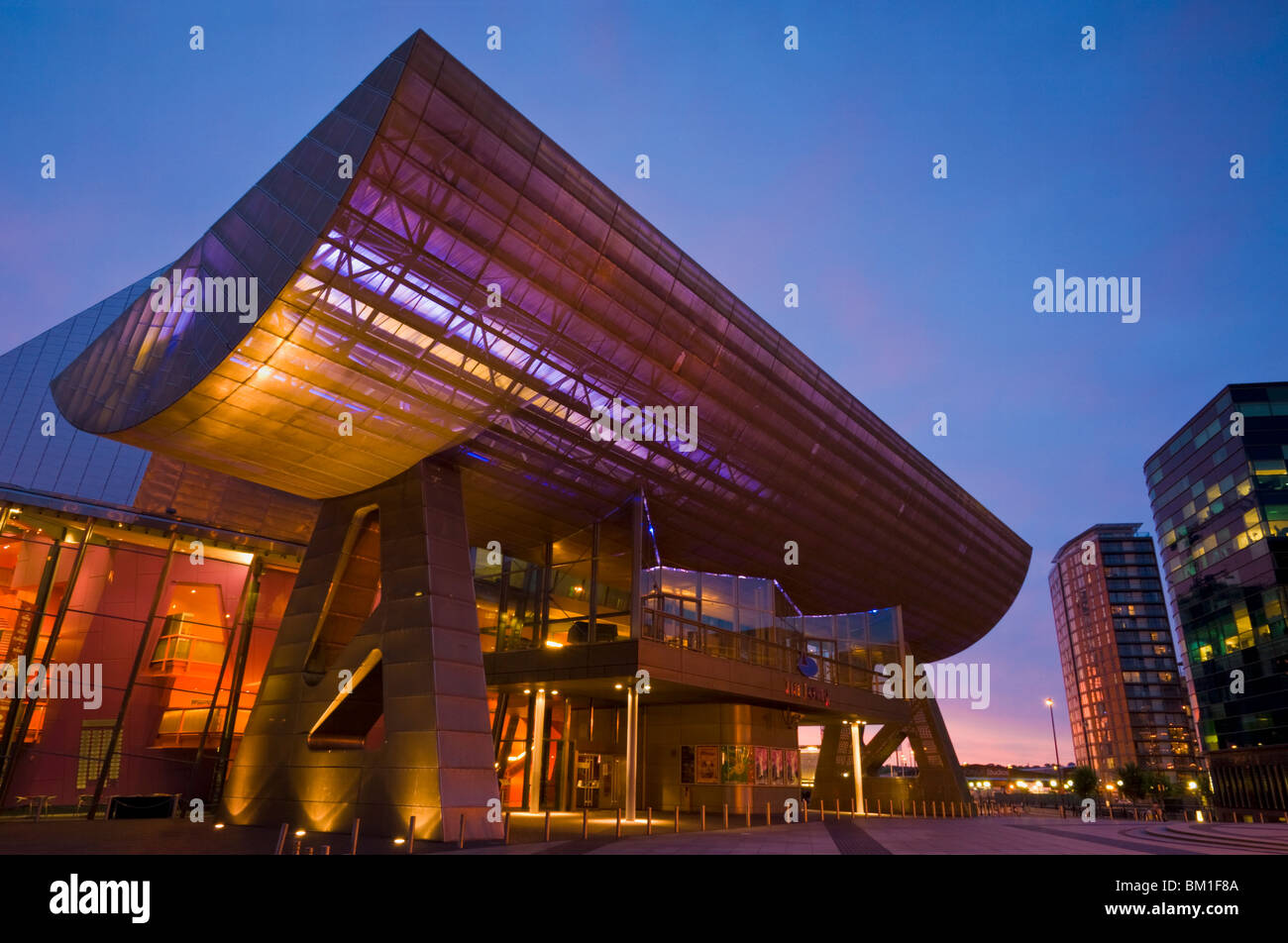 Il Lowry Centre illuminata la sera presto, Salford Quays, Greater Manchester, Inghilterra, Regno Unito, Europa Foto Stock