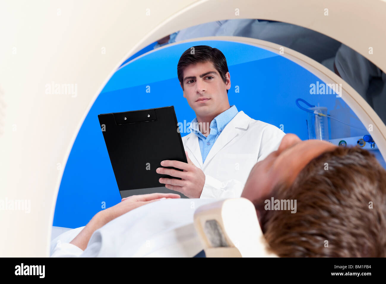 Il paziente sta andando attraverso una scansione in MRI Foto Stock