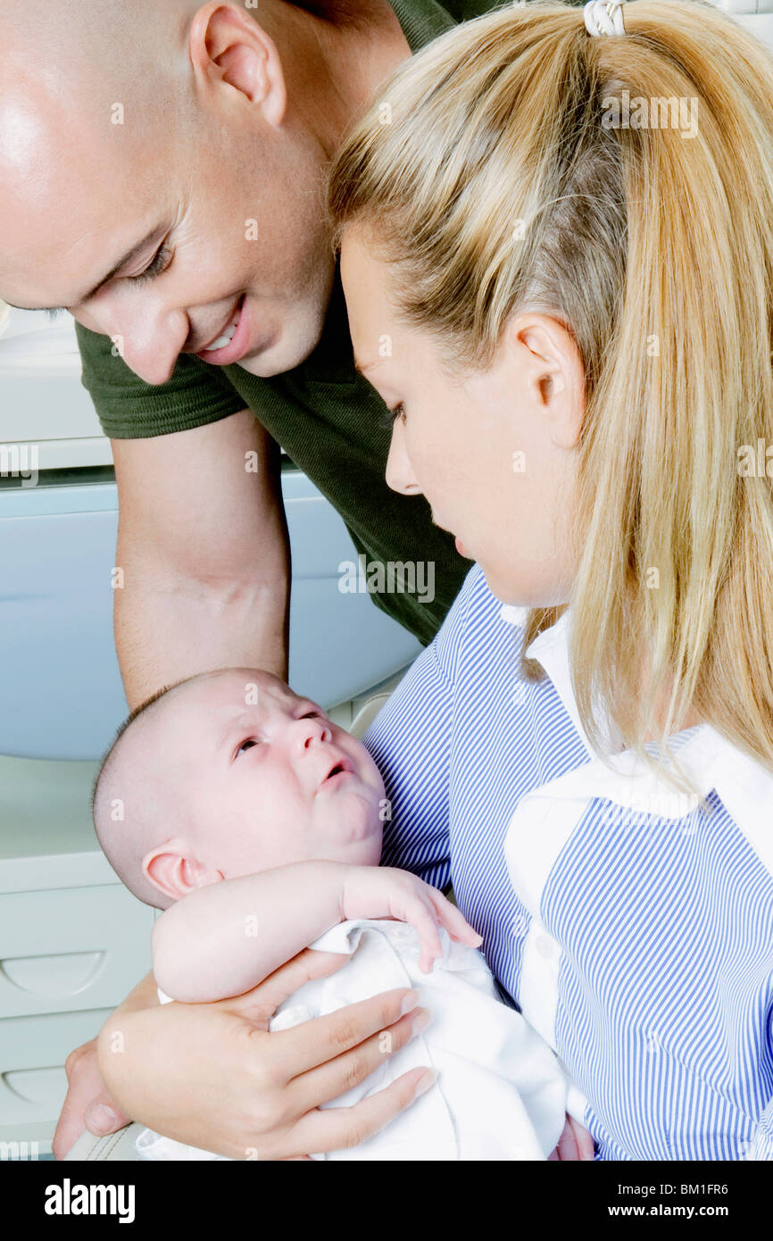 Coppia con il loro bambino neonato Foto Stock