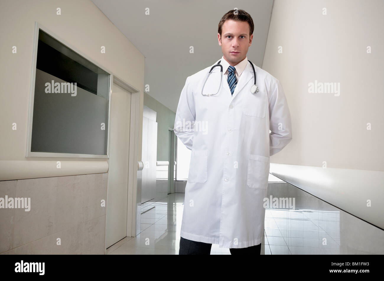 Dottore in piedi nel corridoio di un ospedale Foto Stock