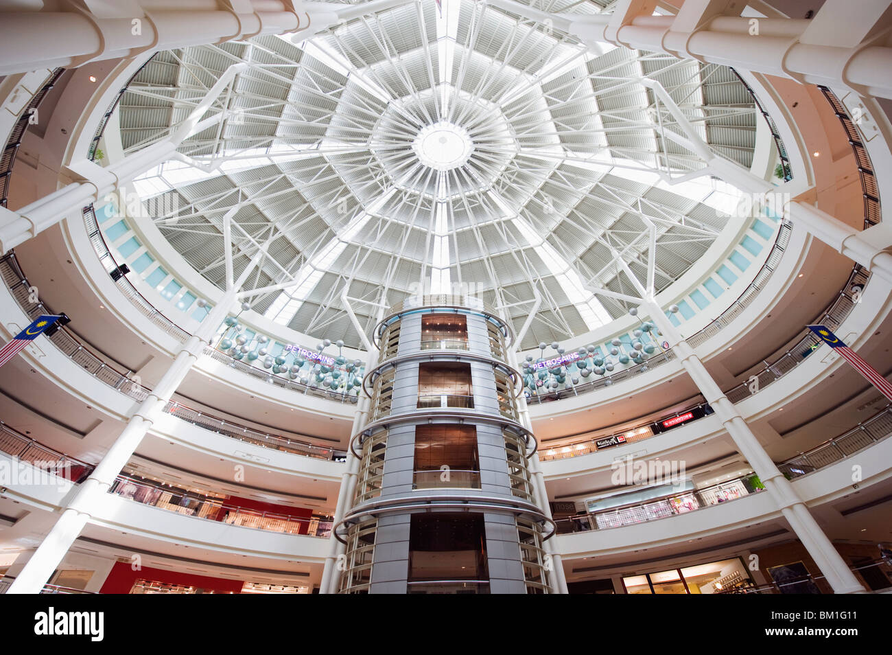 Suria KLCC Shopping Mall all'interno di Torri Petronas, Kuala Lumpur, Malesia, Asia sud-orientale, Asia Foto Stock