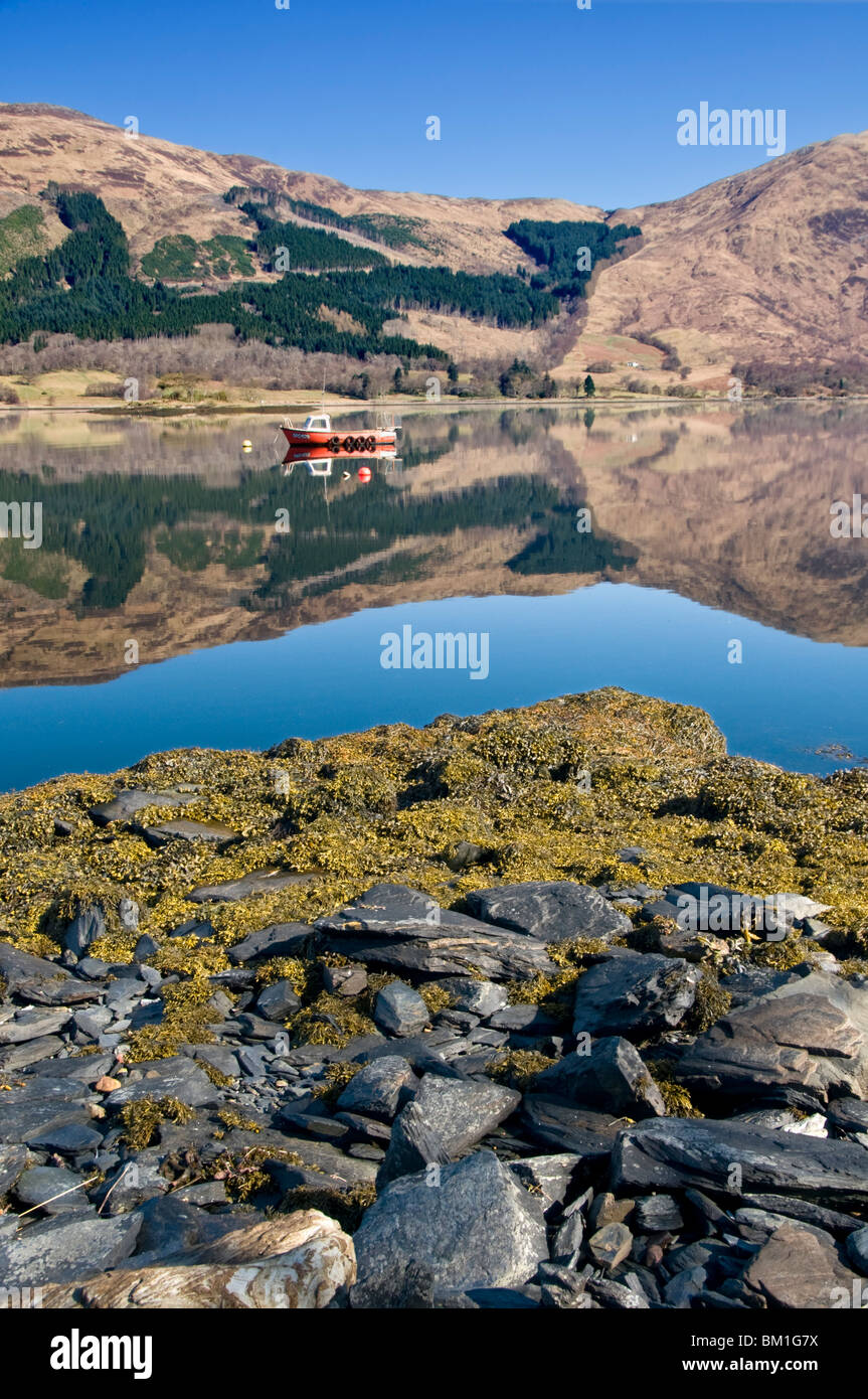 Riflessioni in Loch Leven, vicino a Ballachulish, Glencoe, Highlands scozzesi, Scotland, Regno Unito Foto Stock