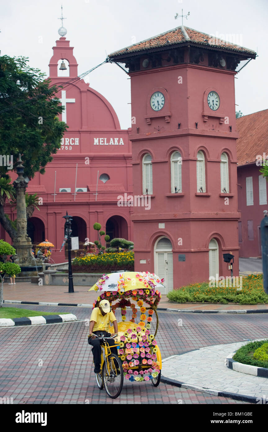 In rickshaw e la Chiesa di Cristo, Town Square, Melaka (Malacca), stato di Melaka, Malaysia, Asia sud-orientale, Asia Foto Stock