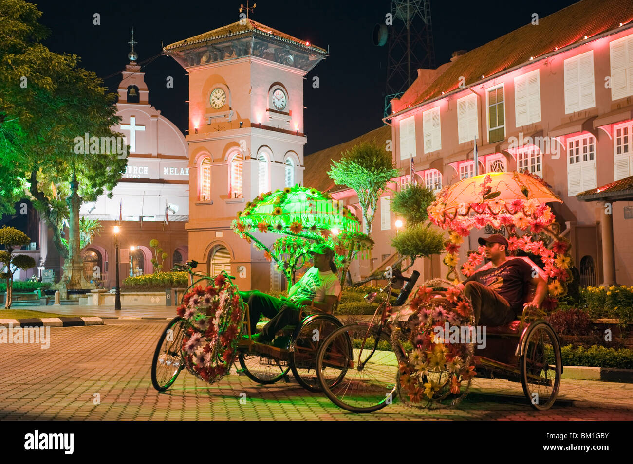 In rickshaw e la Chiesa di Cristo, Town Square, Melaka (Malacca), stato di Melaka, Malaysia, Asia sud-orientale, Asia Foto Stock