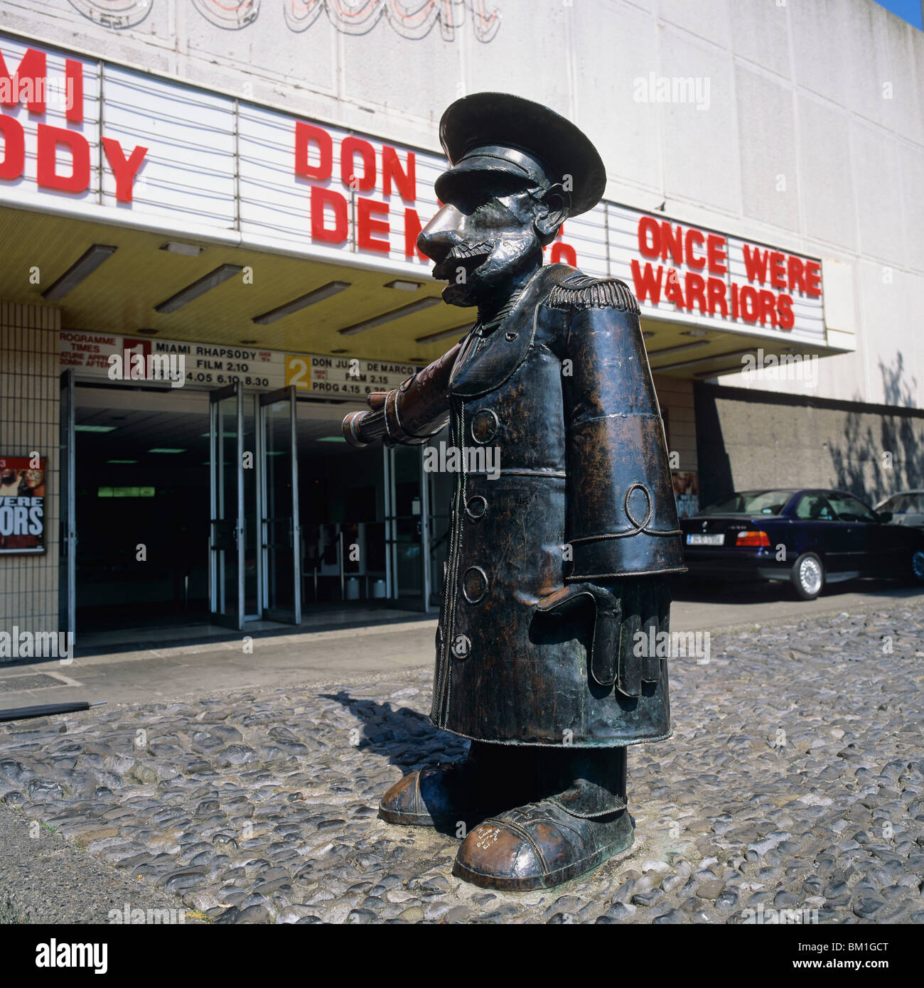 Mr. Screen, una statua di un usciere cinematografico dello scultore Vincent Browne fuori dallo Screen Cinema di Dublino, Irlanda, Europa Foto Stock