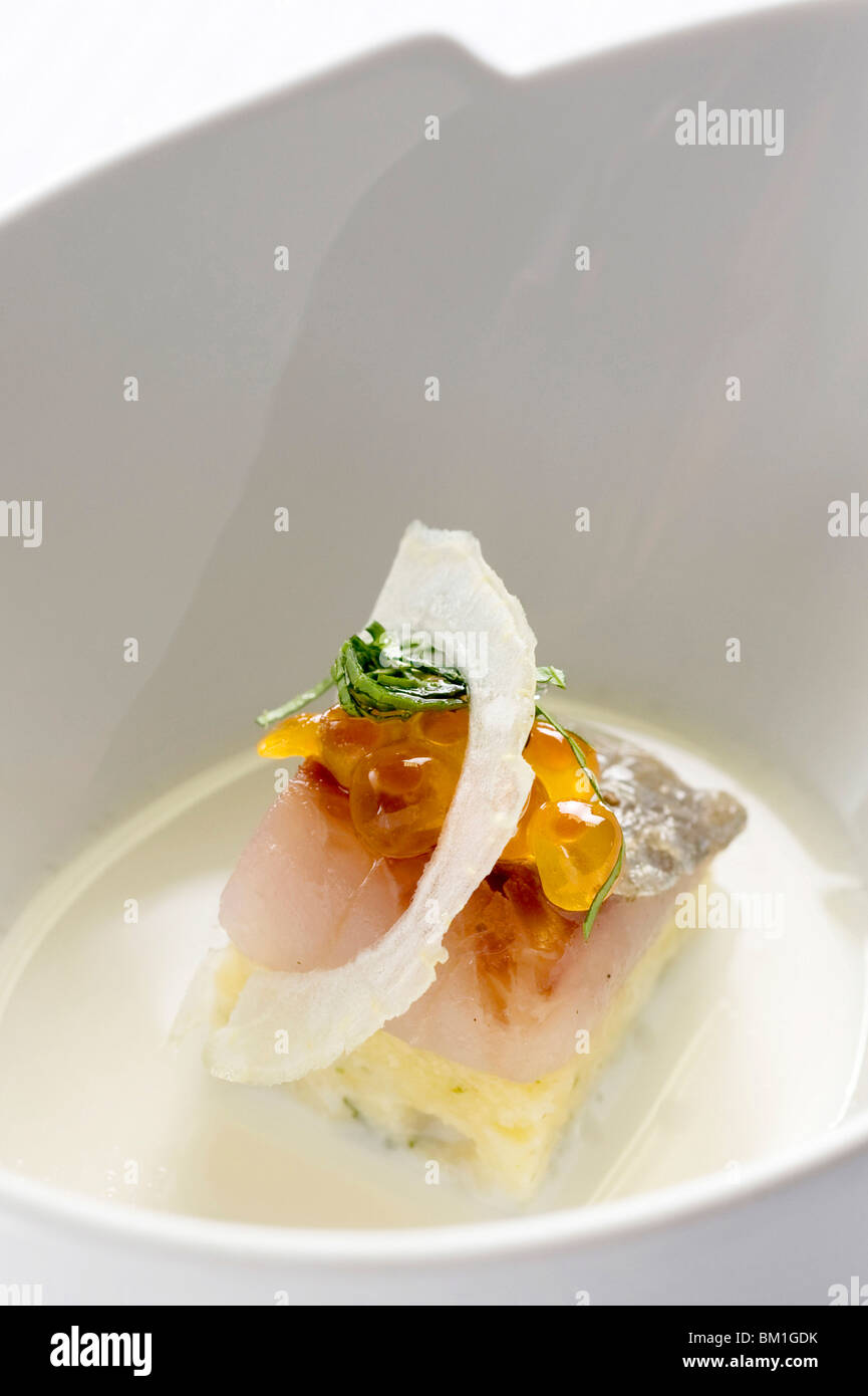 Babà salato con aringa, salmone uovo, disidratano la cipolla, il latte e il prezzemolo, Xavier Pellicer chef, Barcellona, Catalunya, Spagna Foto Stock