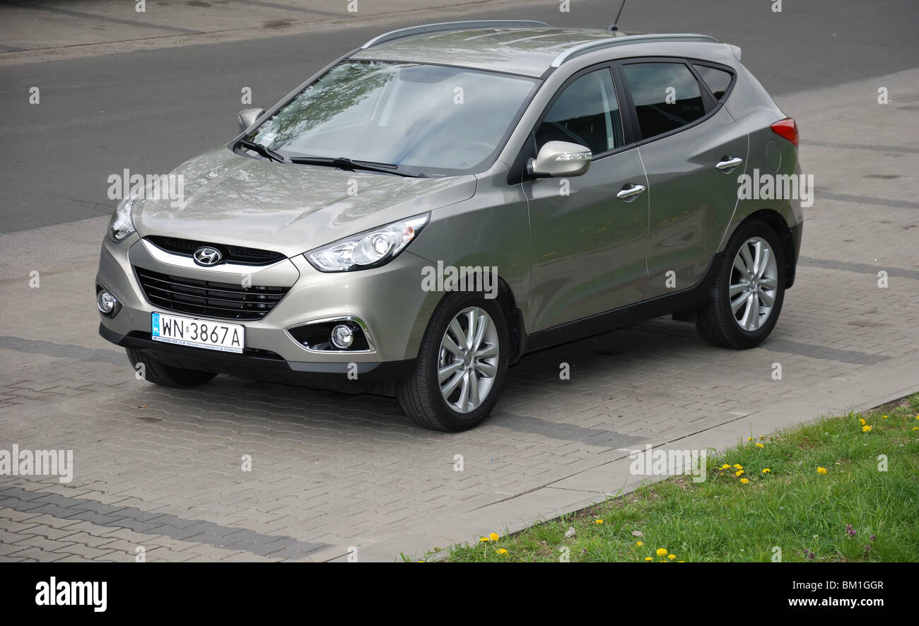 Hyundai Ix35 2.0 Picanto 1.1 Crdi 4X4 - 2010 - Beige Metallic - Cinque Porte (5D) - Coreano Suv Compatto - Su Uno Spazio Di Parcheggio (Parking Foto Stock - Alamy