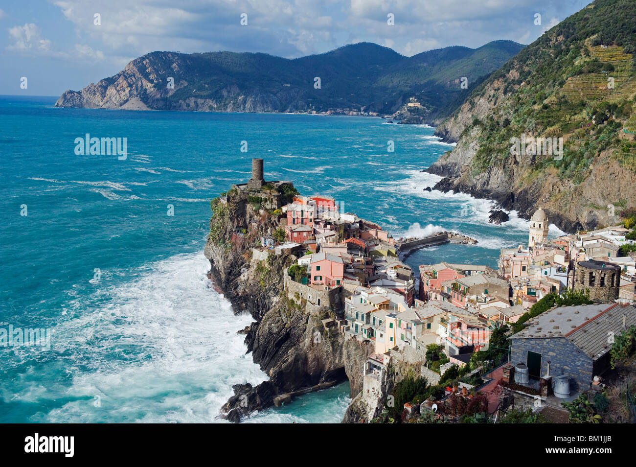 Clifftop borgo di Vernazza, Cinque Terre, Sito Patrimonio Mondiale dell'UNESCO, Liguria, Italia, Europa Foto Stock