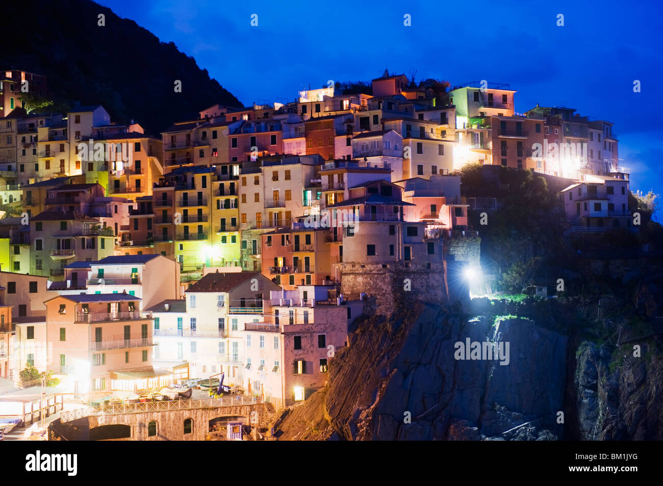 Clifftop borgo di Manarola, Cinque Terre, Sito Patrimonio Mondiale dell'UNESCO, Liguria, Italia, Europa Foto Stock