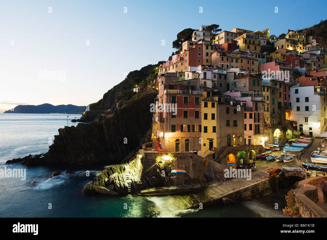 Clifftop borgo di Riomaggiore, Cinque Terre, Sito Patrimonio Mondiale dell'UNESCO, Liguria, Italia, Europa Foto Stock