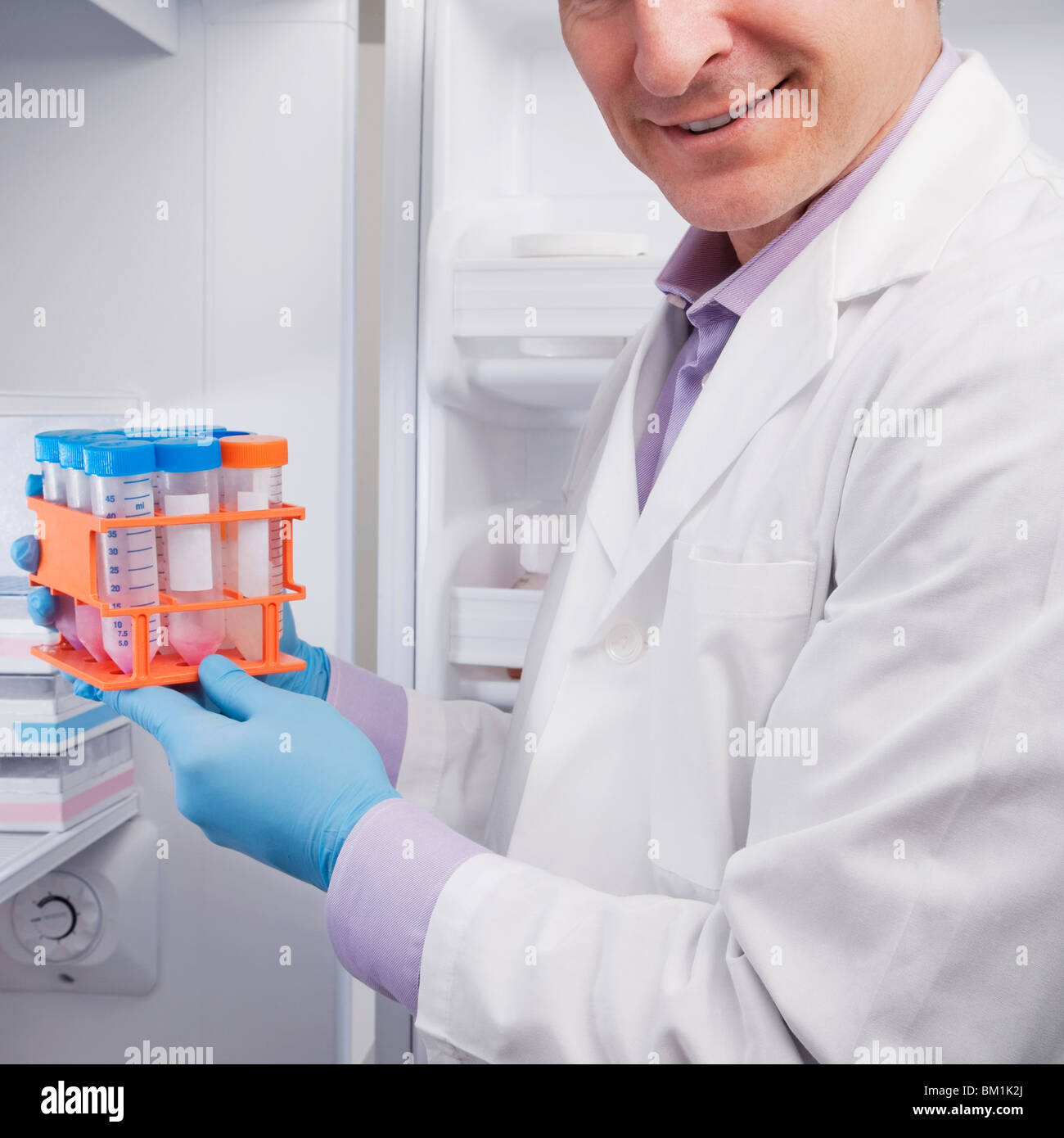 Medico tenendo i campioni di medicinali in un laboratorio Foto Stock