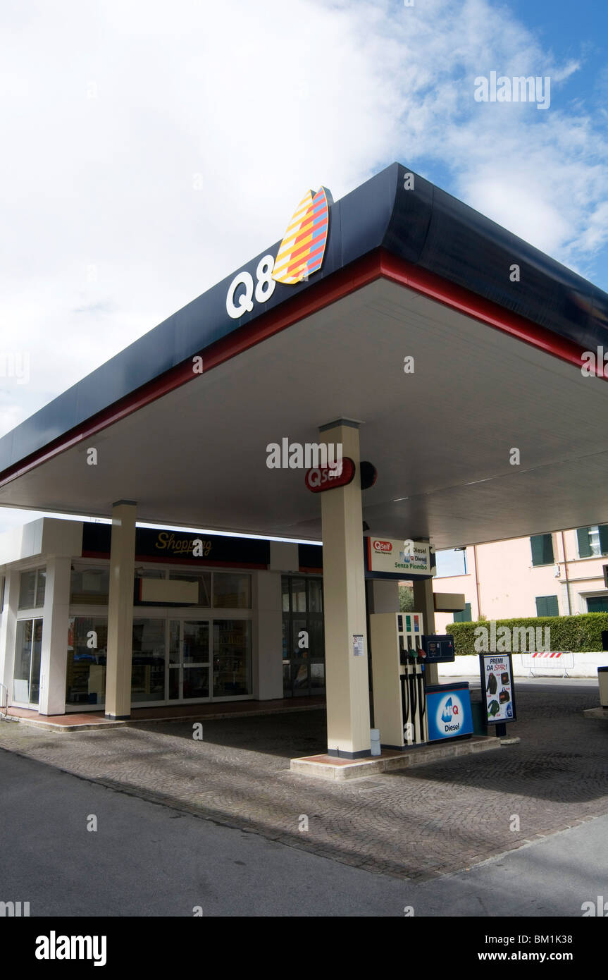 Stazione di benzina Q8 stazioni carburante olio garage catena di società Kuwait Kuwait di pompaggio della pompa pompe garages società nome del marchio nomi Foto Stock