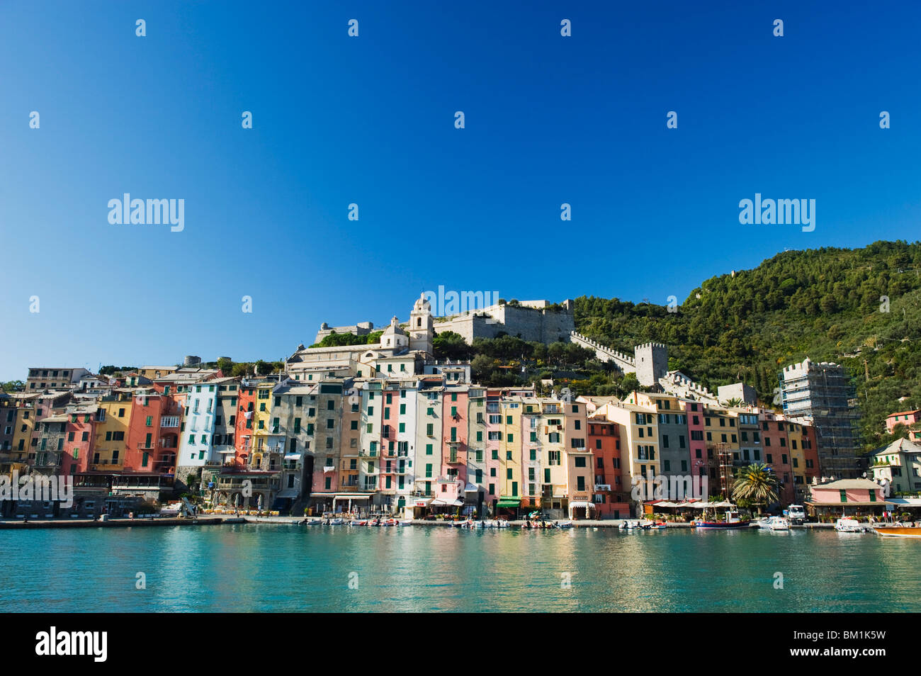 Waterfront e le case dai colori pastello, Porto Venere e Cinque Terre, Sito Patrimonio Mondiale dell'UNESCO, Liguria, Italia, Europa Foto Stock