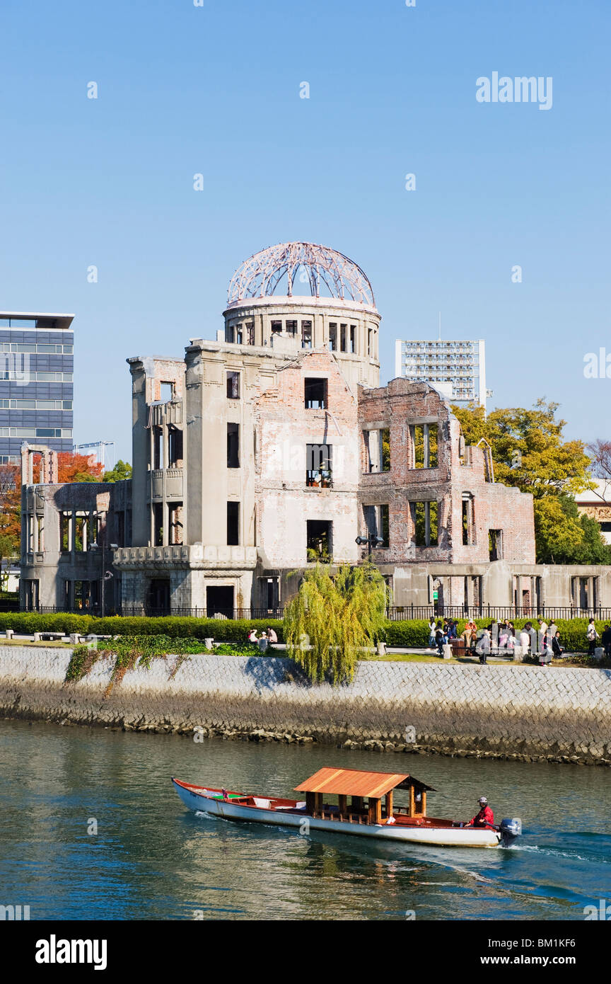 La Cupola della Bomba Atomica, Sito Patrimonio Mondiale dell'UNESCO, e la barca sul fiume Aioi, Hiroshima, Prefettura di Hiroshima, Giappone, Asia Foto Stock