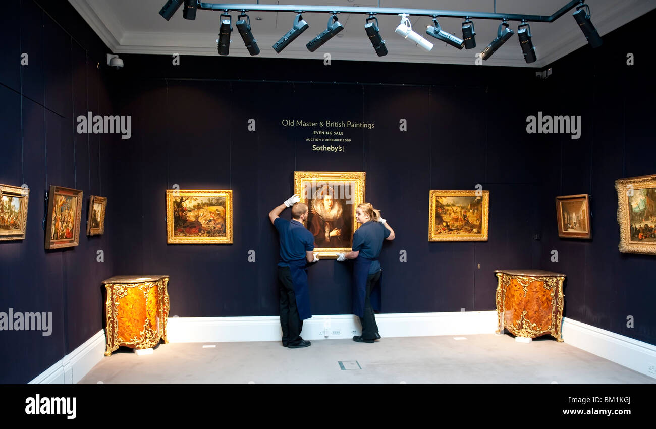 Sotheby's personale preparare dipinti per la vendita della sera del vecchio maestro e pittura inglese per il 9 dicembre 2009 Foto Stock