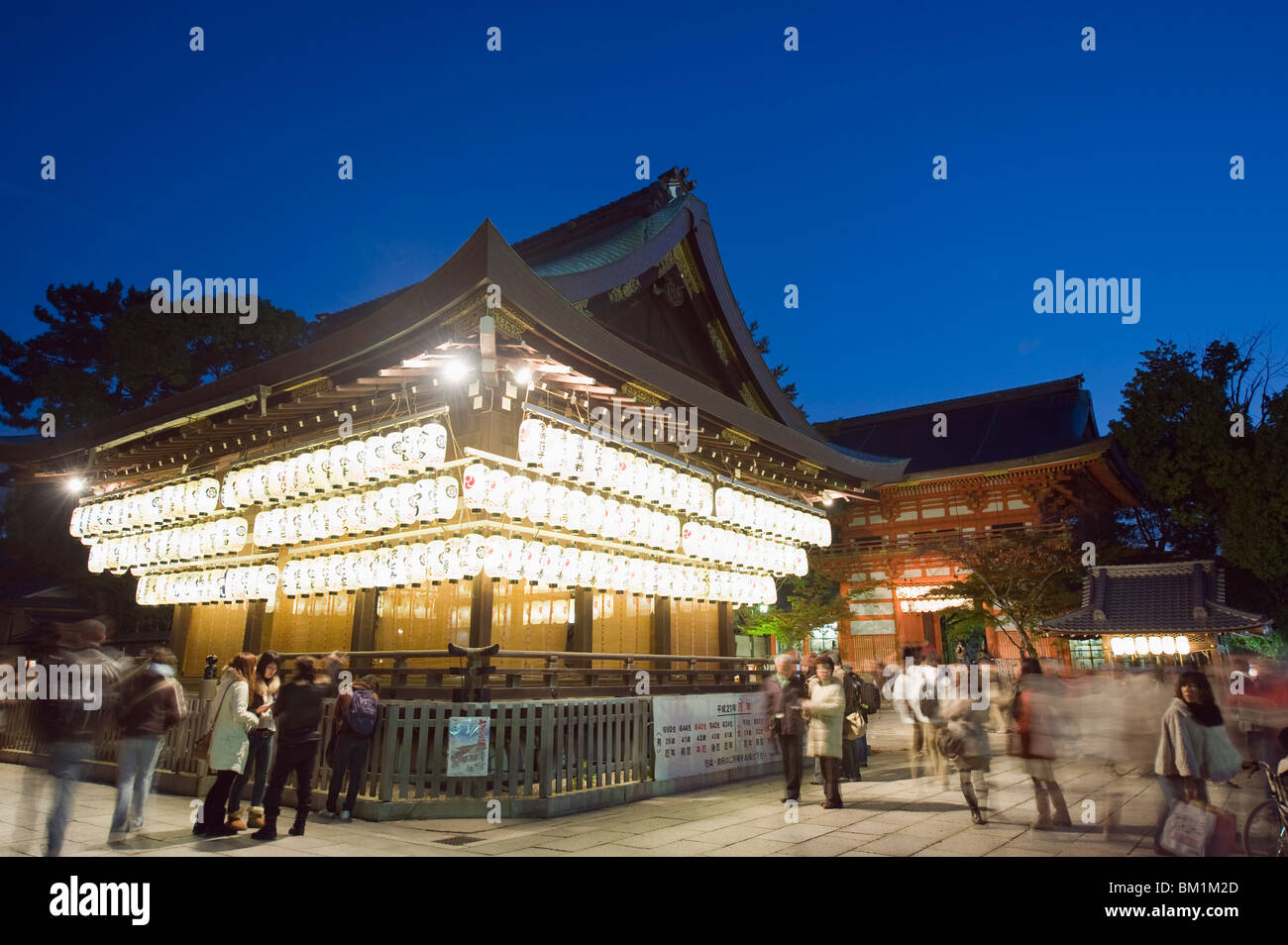 Lanterne Illuminazione Yasaka jinja santuario, Kyoto, Giappone, Asia Foto Stock